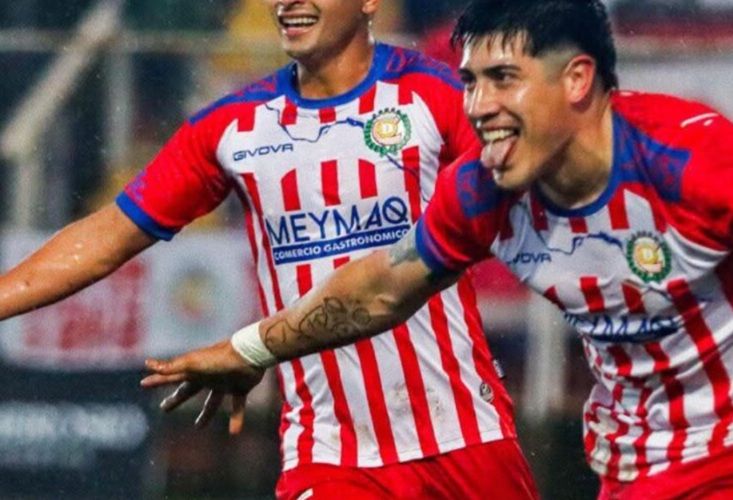El goleador Cristian Duma no se moverá de Deportes Linares. El delantero de 29 años ha tenido una campaña brillante, anotando 11 goles en 12 partidos, cifras que incluso llevaron a varios medios a darlo como jugador de Curicó Unido. Los albirrojos buscan al sustituto de Ian Aliaga, quien fue operado tras sufrir una grave lesión que lo llevará a perderse el resto del campeonato. 