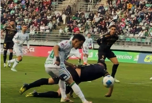 El dolor de Buonanotte por claro penal no cobrado vs Wanderers: "Cansa, todo en contra de nosotros"