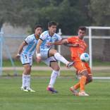 Cobreloa venció a Magallanes y sigue a la caza de los punteros de Primera B. El cuadro naranja protagonizó un gran primer tiempo y liquidó las acciones temprano, aprovechando también las licencias que dio la zaga al albiceleste.