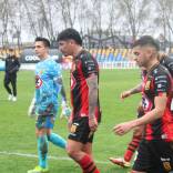 Rangers buscará su primer triunfo de local en el campeonato de Primera B 2025. Los piducanos quieren terminar con la "maldición" que los persigue y festejar por fin en su casa. Mirando las tres divisiones del fútbol chileno, el cuadro talquino es el único que no ha ganado en su cancha este año. Su único festejo fue en Copa Chile ante Deportes Temuco.