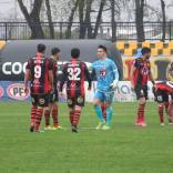 Rangers continúa con su pesadilla en condición de local. El cuadro del Piduco no ha ganado ningún partido en el campeonato de Primera B 2025 jugando como anfitrión y el ascenso directo hoy parece un sueño, una utopía. Incluso, la liguilla de ascenso se ve complicada, ya que tras la igualdad sin goles vs Santiago Morning, el rojinegro se mantiene fuera de la zona de clasificación. 
