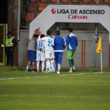 Deportes Santa Cruz respira en la tabla de posiciones de Primera B. El elenco unionista se alejó cinco puntos del colista, Santiago Morning, luego de imponerse por 2 a 0 a Curicó Unido, conjunto que se complicó en la parte baja de la clasificación.