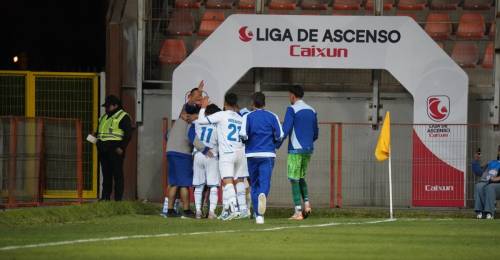 Deportes Santa Cruz respira en la tabla de posiciones de Primera B. El elenco unionista se alejó cinco puntos del colista, Santiago Morning, luego de imponerse por 2 a 0 a Curicó Unido, conjunto que se complicó en la parte baja de la clasificación.