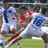 Deportes Santa Cruz derrotó a Curicó Unido, triunfo clave para alejarse de los colistas de la tabla de posiciones de Primera B. En duelo de elencos comprometidos en la parte baja de la clasificación, el cuadro unionista se impuso por 2-0 al elenco tortero, cuadro que se complica en la lucha por mantener la categoría.