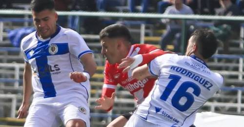 Deportes Santa Cruz derrotó a Curicó Unido, triunfo clave para alejarse de los colistas de la tabla de posiciones de Primera B. En duelo de elencos comprometidos en la parte baja de la clasificación, el cuadro unionista se impuso por 2-0 al elenco tortero, cuadro que se complica en la lucha por mantener la categoría.