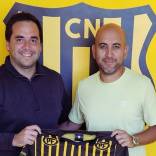 Sebastián Núñez fuera de Concón National: el entrenador dejó su cargo luego de una campaña que, si bien mostró un repunte en la tabla, no cumplió con las expectativas del club en la Segunda División. La institución no tardó en anunciar a su reemplazante: Orlando Gutiérrez, quien formaba parte del cuerpo técnico, asume el desafío de cara al cierre de temporada.