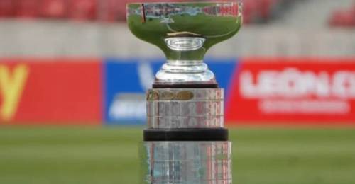 La esperada final de la Supercopa 2025 entre Colo Colo y Universidad de Chile ya tiene fecha. Según informó la propia ANFP, el duelo se llevará a cabo en septiembre próximo, específicamente el domingo 14 de septiembre. Hay además, estadio totalmente confirmado. "La Asociación Nacional de Fútbol Profesional (ANFP) informa que la final de la Supercopa 2025 entre Colo-Colo y Universidad de Chile se disputará el domingo 14 de septiembre a las 15:00 horas en el Estadio Santa Laura – Universidad SEK, tal como se estableció en la propuesta presentada a la Delegación Presidencial de la Región Metropolitana", informó el ente rector del fútbol chileno.