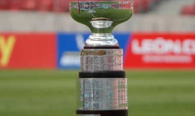 La esperada final de la Supercopa 2025 entre Colo Colo y Universidad de Chile ya tiene fecha. Según informó la propia ANFP, el duelo se llevará a cabo en septiembre próximo, específicamente el domingo 14 de septiembre. Hay además, estadio totalmente confirmado. "La Asociación Nacional de Fútbol Profesional (ANFP) informa que la final de la Supercopa 2025 entre Colo-Colo y Universidad de Chile se disputará el domingo 14 de septiembre a las 15:00 horas en el Estadio Santa Laura – Universidad SEK, tal como se estableció en la propuesta presentada a la Delegación Presidencial de la Región Metropolitana", informó el ente rector del fútbol chileno.