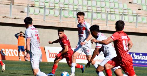 La tabla de posiciones de Primera B podría tener un nuevo líder esta noche. Deportes Copiapó solo empató 0-0 ante Unión San Felipe y si San Marcos de Arica vence a Santiago Wanderers en Quillota, quedará como puntero exclusivo del torneo. El cuadro atacameño sigue sin ganar en la segunda rueda, mientras que San Felipe sumó un valioso punto en su lucha por escapar del fondo.