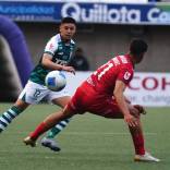 La tabla de posiciones de Primera B 2025 sufrió un nuevo ajuste tras el polémico triunfo de Santiago Wanderers sobre Deportes Copiapó. El decano alcanzó los 33 puntos y se trepó al primer lugar de la clasificación, igualando al cuadro atacameño en la cima, aunque todavía resta por jugar el encuentro de San Marcos de Arica frente a Deportes Temuco, que podría alterar nuevamente el liderato.