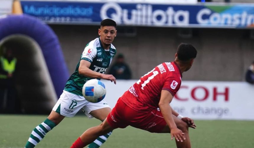 La tabla de posiciones de Primera B 2025 sufrió un nuevo ajuste tras el polémico triunfo de Santiago Wanderers sobre Deportes Copiapó. El decano alcanzó los 33 puntos y se trepó al primer lugar de la clasificación, igualando al cuadro atacameño en la cima, aunque todavía resta por jugar el encuentro de San Marcos de Arica frente a Deportes Temuco, que podría alterar nuevamente el liderato.