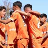 Se aproxima el cierre de las inferiores de Cobreloa en Santiago: "Lamento que esté pasando esto" Cobreloa se alista para un colosal cambio en sus cadetes: los naranjas cerrarán sus inferiores en Santiago y concentrarán todas sus fuerzas básicas en Calama. Razones económicas -ahorrar alrededor de 30 millones de pesos mensuales- es la causa que llevará a los mineros a terminar con sus inferiores en la capital. Ya lo había explicado hace algún tiempo, el presidente de Cobreloa, Harry Robledo.