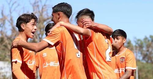 Se aproxima el cierre de las inferiores de Cobreloa en Santiago: "Lamento que esté pasando esto" Cobreloa se alista para un colosal cambio en sus cadetes: los naranjas cerrarán sus inferiores en Santiago y concentrarán todas sus fuerzas básicas en Calama. Razones económicas -ahorrar alrededor de 30 millones de pesos mensuales- es la causa que llevará a los mineros a terminar con sus inferiores en la capital. Ya lo había explicado hace algún tiempo, el presidente de Cobreloa, Harry Robledo.