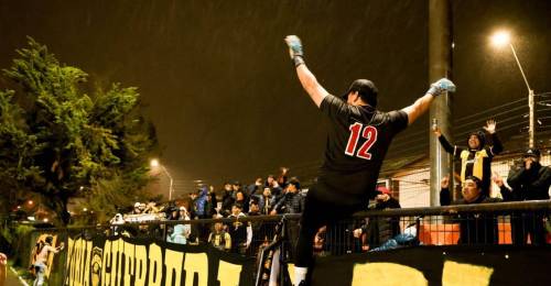 Arturo Fernández Vial es inmortal: así reza una de las frases que rodea a la mitología de un club de los más populares de Concepción y que este jueves, por fin pudo volver a jugar. Sus hinchas no fallaron y demostraron que el espíritu del "Almirante" está intacto.