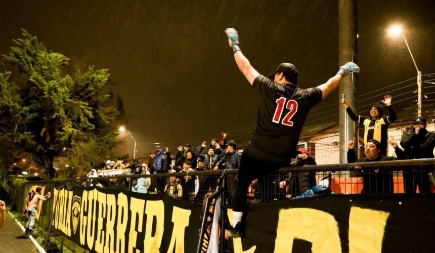 Arturo Fernández Vial es inmortal: así reza una de las frases que rodea a la mitología de un club de los más populares de Concepción y que este jueves, por fin pudo volver a jugar. Sus hinchas no fallaron y demostraron que el espíritu del "Almirante" está intacto.