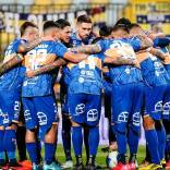 Everton se complica con el descenso a Primera B: cayó ante Unión La Calera. El cuadro ruletero se inclinó por la cuenta mínima frente a los cementeros, resultado que lo estanca en 22 unidades, cerca de la zona de descenso, en la que a esta hora, con el triunfo parcial de Unión Española sobre Audax Italiano, se encuentra Deportes Limache.
