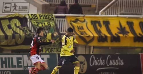 El delantero de San Luis de Quillota Martín Carreño sufrió una grave lesión. El atacante, uno de los buenos elementos que tienen los amarillos en la zona ofensiva quedó al margen de lo que resta de temporada.