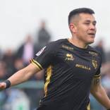 Magallanes superó categóricamente a Deportes Santa Cruz y se alejó del fondo de la tabla de posiciones. El cuadro albiceleste se impuso 3 a 0 como visitante en un partido clave para zafar del descenso a Segunda División.