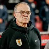 Marcelo Bielsa recordó con nostalgia su paso por Chile. El técnico argentino regresó a nuestro país al mando de la selección uruguaya de fútbol, en el marco de la última fecha de las Clasificatorias al Mundual 2026. La "Roja", eliminada, igualó 0-0 con los charrúas, que si estarán en la cita planetaria y las miradas se concentraron en el rosarino, un técnico que se ganó el cariño, respeto y admiración de la parcialidad chilena.