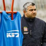 Curicó Unido presentó a su nuevo entrenador en medio de un complicado panorama. El cuadro albirrojo está en plena batalla por evitar el descenso a Segunda División y para aquella misión confió en Damián Muñoz, DT que el 2022 llevó a los "torteros" a una histórica clasificación a Copa Libertadores.