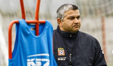 Curicó Unido presentó a su nuevo entrenador en medio de un complicado panorama. El cuadro albirrojo está en plena batalla por evitar el descenso a Segunda División y para aquella misión confió en Damián Muñoz, DT que el 2022 llevó a los "torteros" a una histórica clasificación a Copa Libertadores.