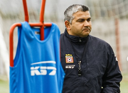 Curicó Unido presentó a su nuevo entrenador en medio de un complicado panorama. El cuadro albirrojo está en plena batalla por evitar el descenso a Segunda División y para aquella misión confió en Damián Muñoz, DT que el 2022 llevó a los "torteros" a una histórica clasificación a Copa Libertadores.