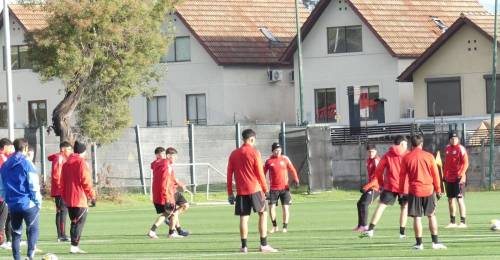 Llegó la hora del debut en el Mundial sub 20 para Chile. En su casa, la Roja protagonizará el plato de fondo de la jornada inaugural de la cita planetaria, a partir de las 20:00 horas de este sábado 27 de septiembre, en el Estadio Nacional.