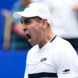 Alejandro Tabilo vive uno de sus mejores momentos en la temporada. Una semana después de haber disputado la final del Challenger 100 de Huangpu, el zurdo selló este domingo su paso a semifinales del ATP de Chengdú tras vencer al australiano Christopher O’Connell por 4-6, 7-5 y 6-2.
