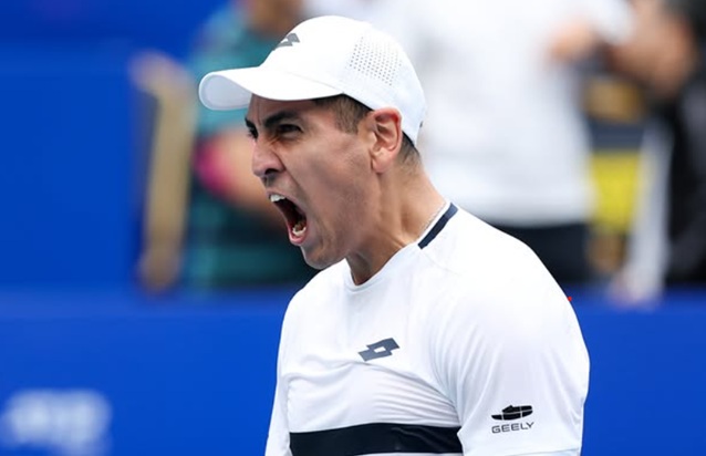 Alejandro Tabilo vive uno de sus mejores momentos en la temporada. Una semana después de haber disputado la final del Challenger 100 de Huangpu, el zurdo selló este domingo su paso a semifinales del ATP de Chengdú tras vencer al australiano Christopher O’Connell por 4-6, 7-5 y 6-2.