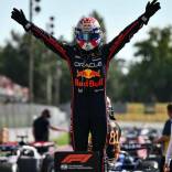 Max Verstappen volvió a lo más alto del podio en el Gran Premio de Italia, disputado en Monza. El piloto neerlandés de Red Bull no ganaba desde el pasado 18 de mayo en Imola, y con esta victoria corta su racha sin triunfos, alcanzando su tercera victoria de la temporada.