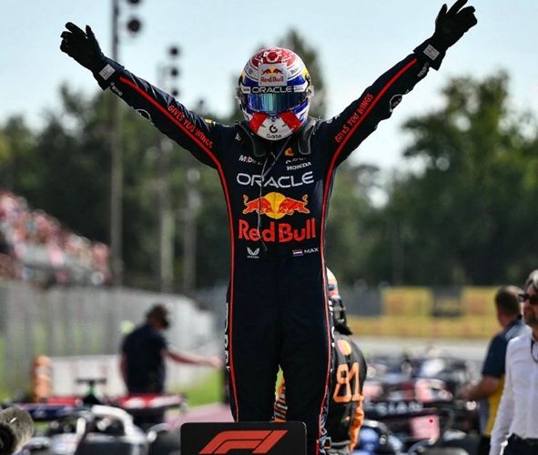 Max Verstappen volvió a lo más alto del podio en el Gran Premio de Italia, disputado en Monza. El piloto neerlandés de Red Bull no ganaba desde el pasado 18 de mayo en Imola, y con esta victoria corta su racha sin triunfos, alcanzando su tercera victoria de la temporada.