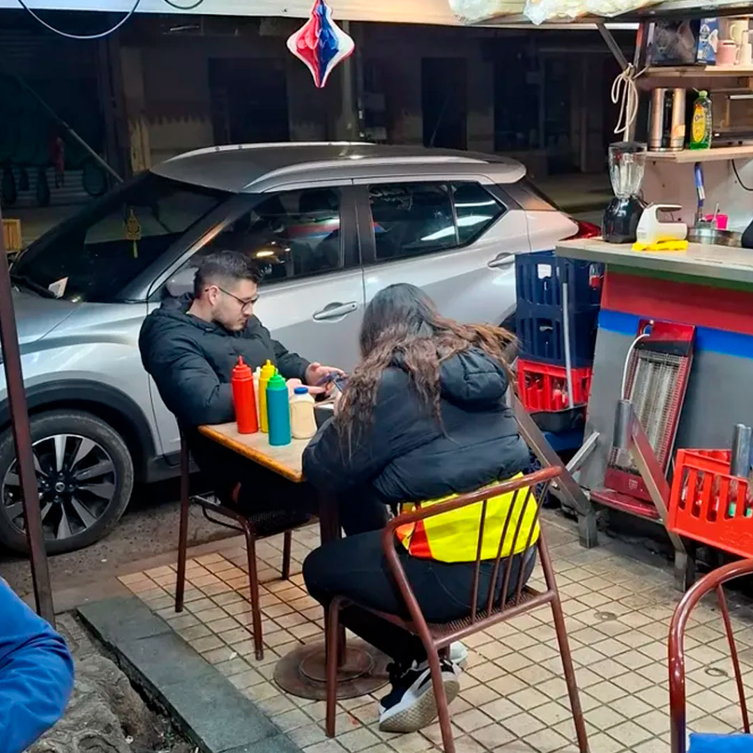 Completos mojados de Talca se convierten en ícono del Mundial Sub 20 Chile 2025 1 completos mojados Talca Mundial Sub-20 Chile 2025