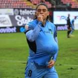 Ya es oficial: Joaquín Montecinos no sigue en O'Higgins de Rancagua. El ex seleccionado chileno deberá buscar un nuevo desafío en su carrera, luego que los celestes anunciaran a través de sus redes sociales la salida del delantero.