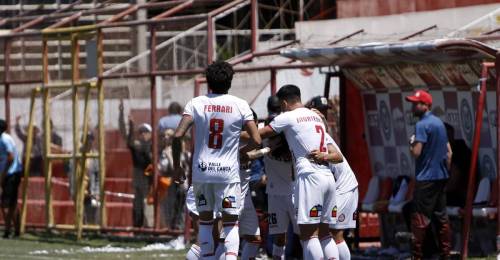 Unión San Felipe cambiará de dueño para el 2026. Si bien la venta del Uní-Uní por parte de Raúl Delgado, aún no se ha cerrado, en PrimeraBChile estamos en condiciones de ratificar que Delgado se va de la institución.