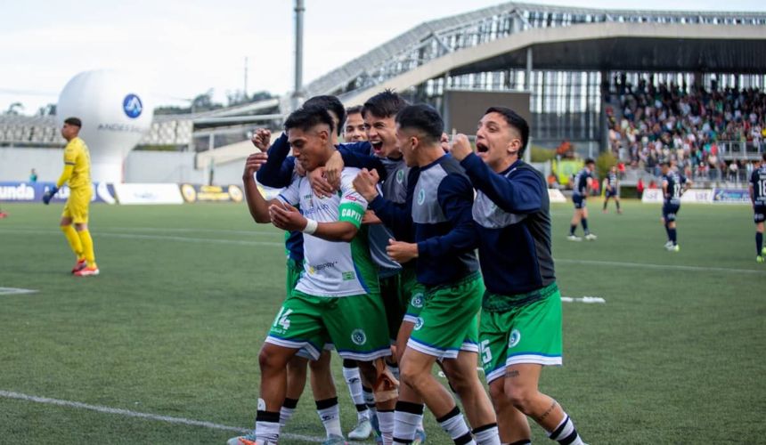 Deportes Puerto Montt celebra pero también se proyecta. El "Velero" se coronó campeón de Segunda División y tras dos años jugando en aquella categoría, regresa al fútbol de Primera B. En el sur, hay mucha alegría y también esperanza en que este sea un paso clave para la consolidación de la institución que debe apuntar a llegar a Primera División.